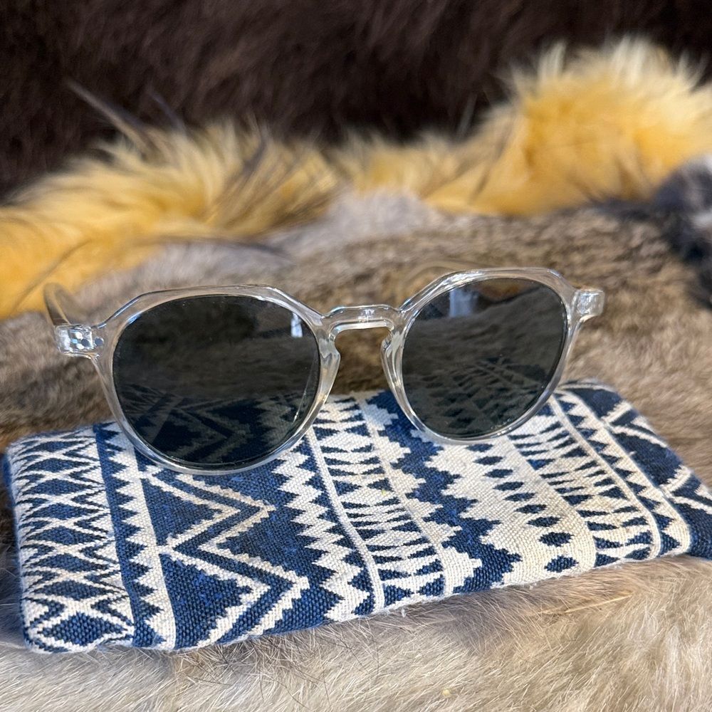 Clear Round Sunglasses with Black Lenses (800)